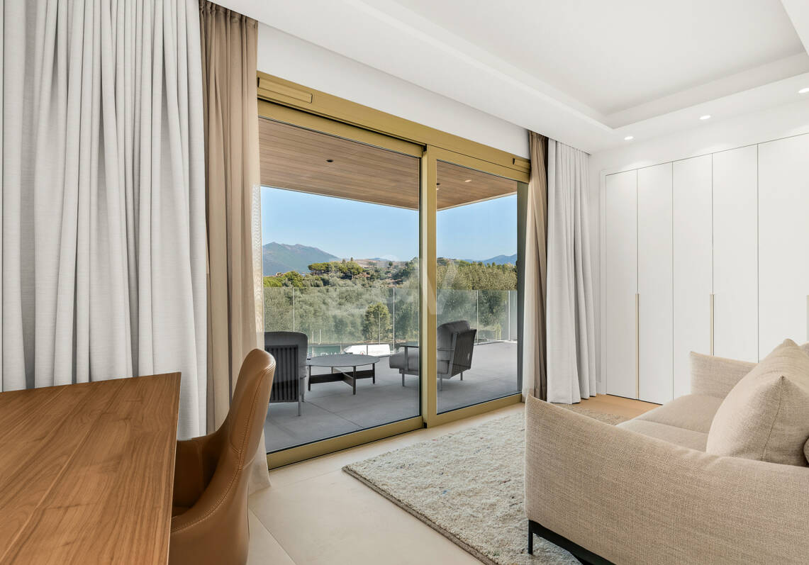 Elegant Coastal Living in Marbella’s Prestigious Golden Mile