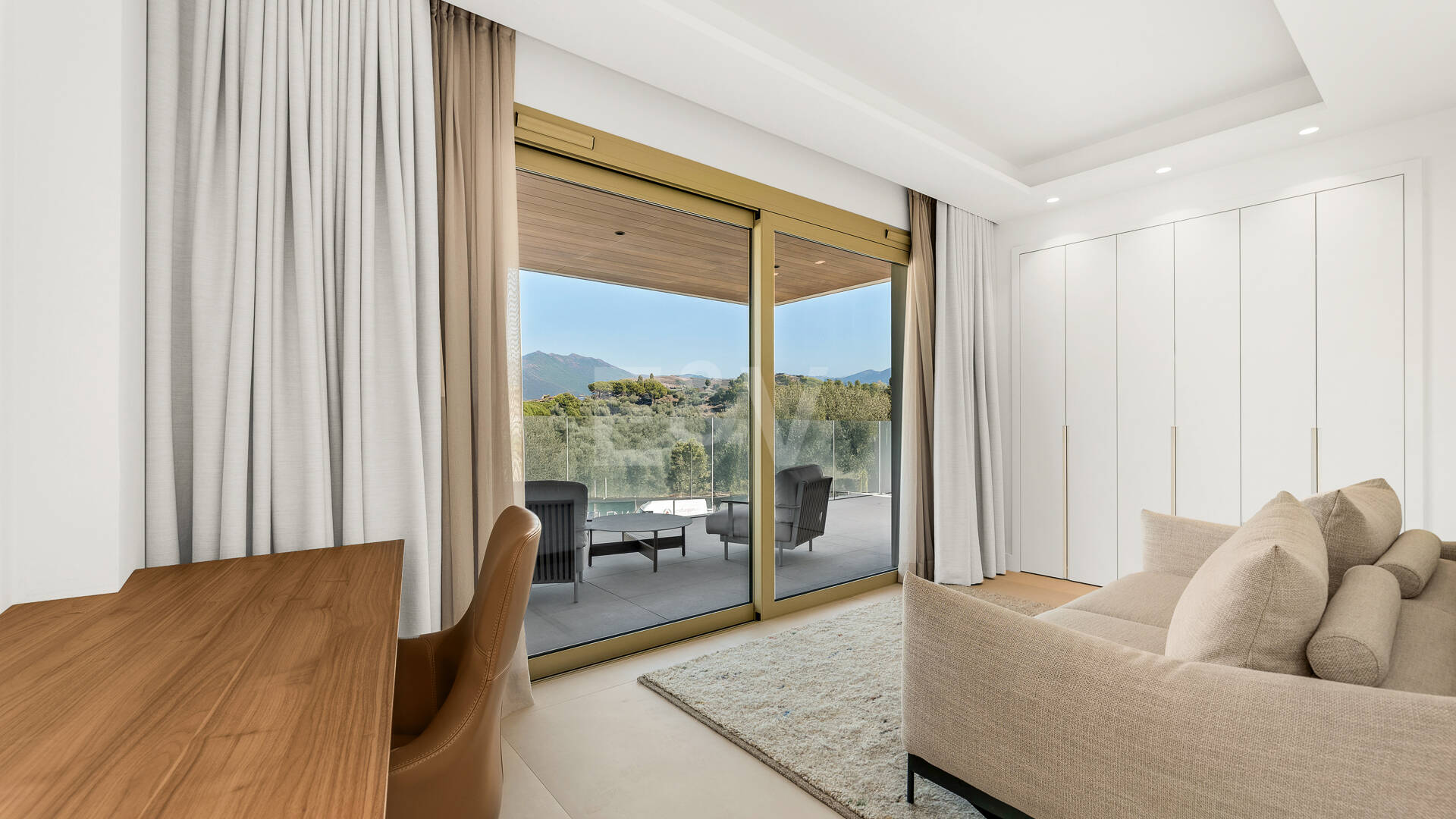 Elegant kustliv i Marbellas prestigefyllda gyllene mil