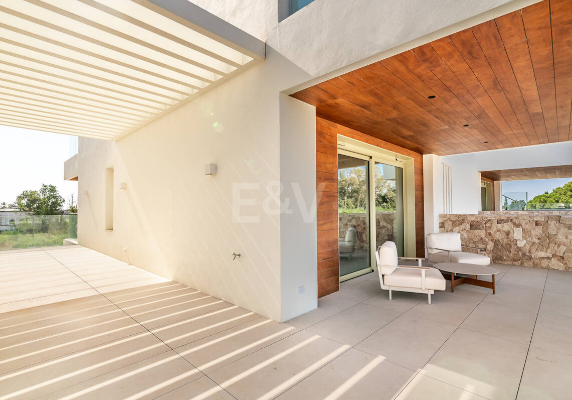 Elegant Coastal Living in Marbella’s Prestigious Golden Mile