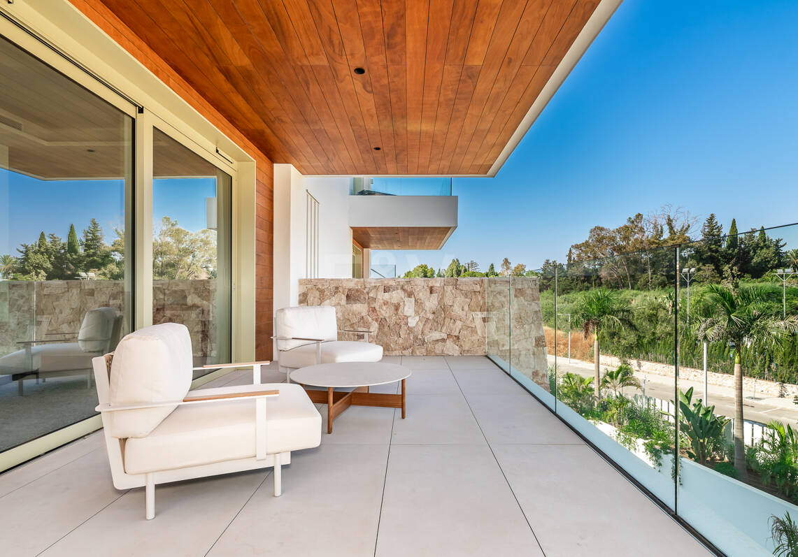 Elegant Coastal Living in Marbella’s Prestigious Golden Mile