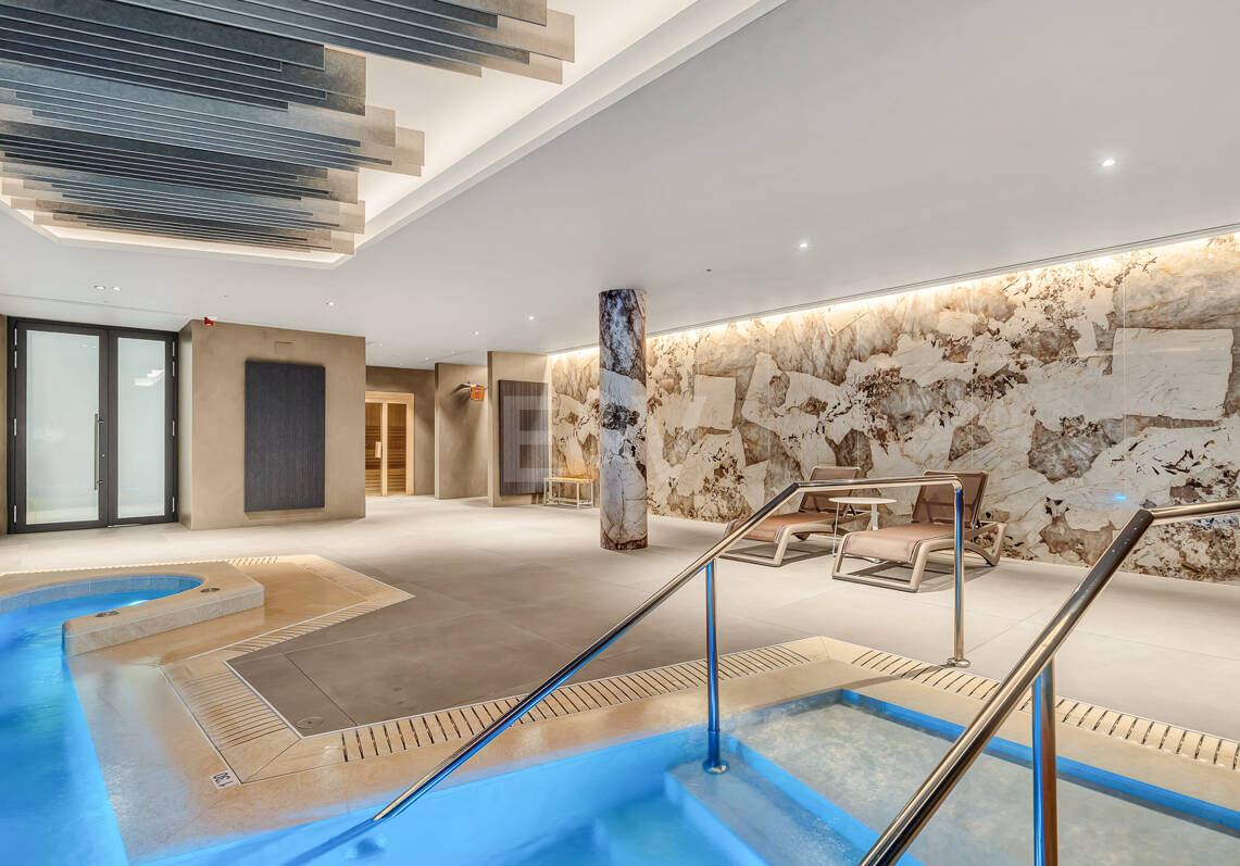 Elegant Coastal Living in Marbella’s Prestigious Golden Mile