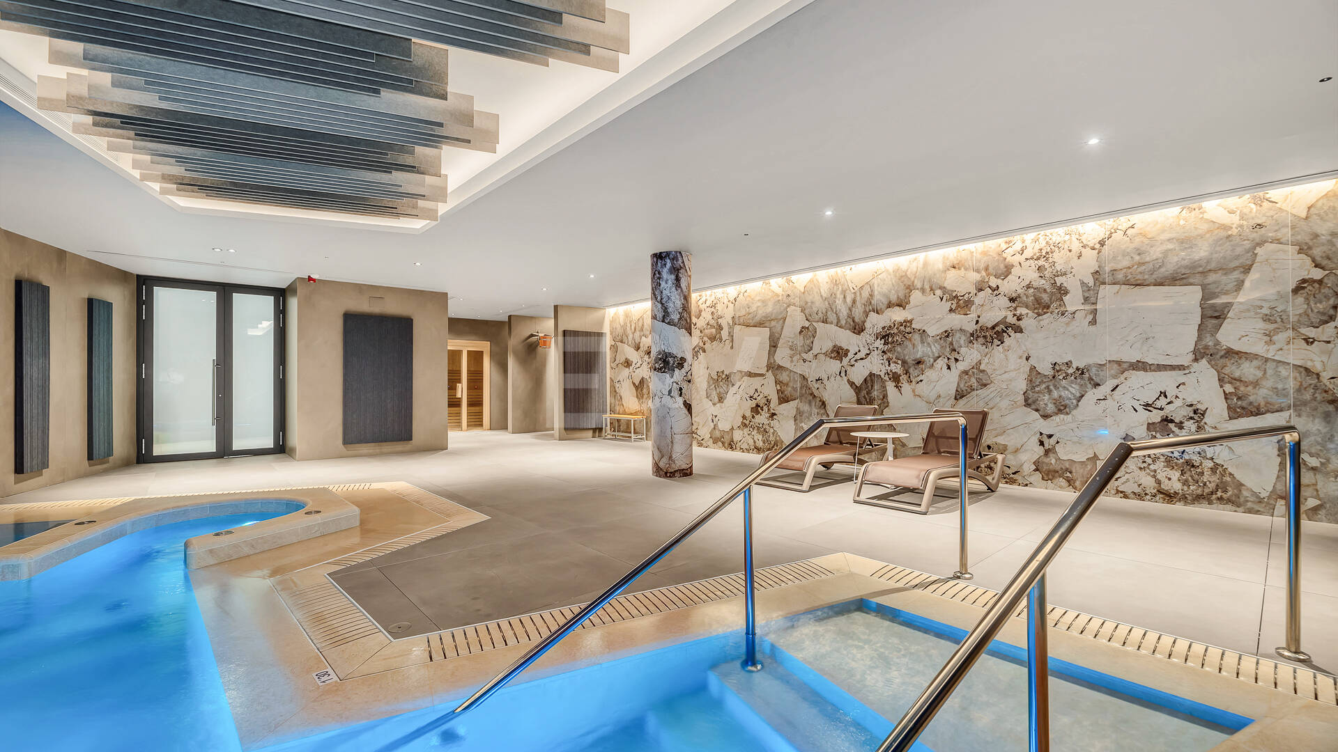 Elegant kustliv i Marbellas prestigefyllda gyllene mil