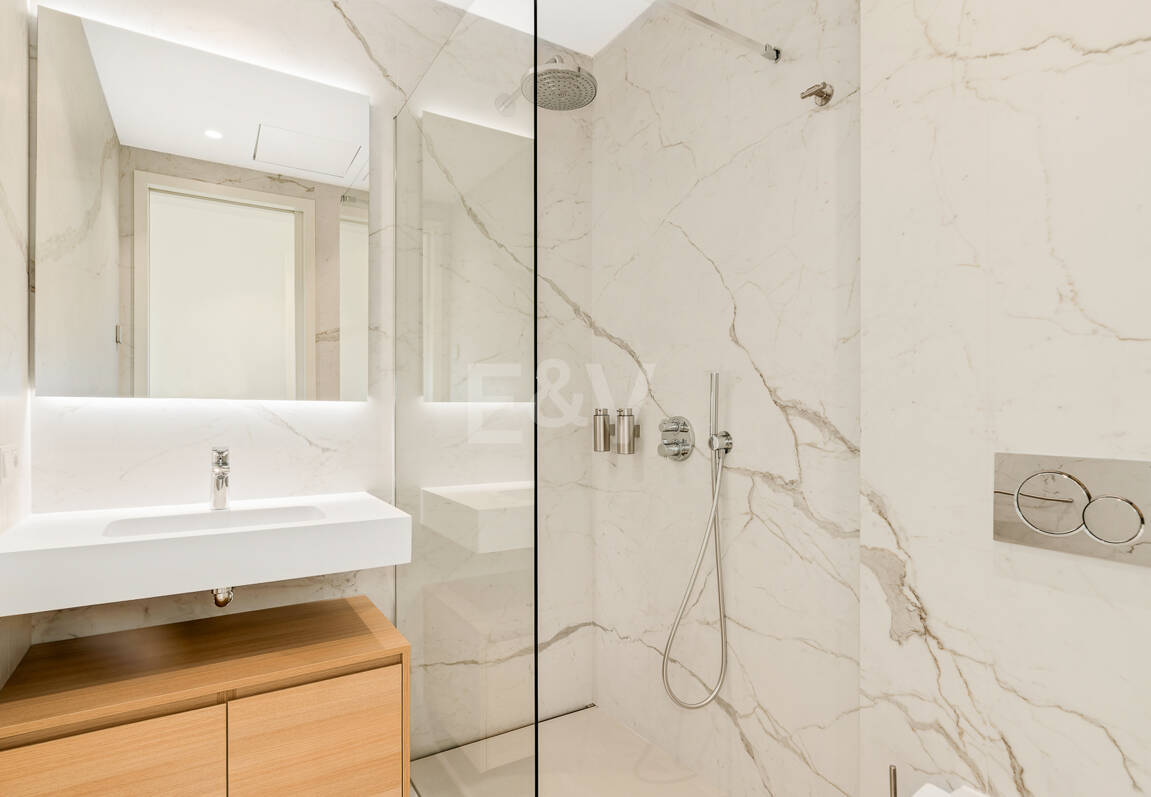 Elegant kustliv i Marbellas prestigefyllda gyllene mil