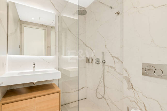 Elegant kustliv i Marbellas prestigefyllda gyllene mil