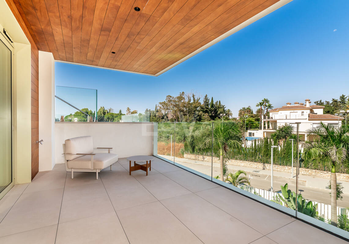Elegant Coastal Living in Marbella’s Prestigious Golden Mile