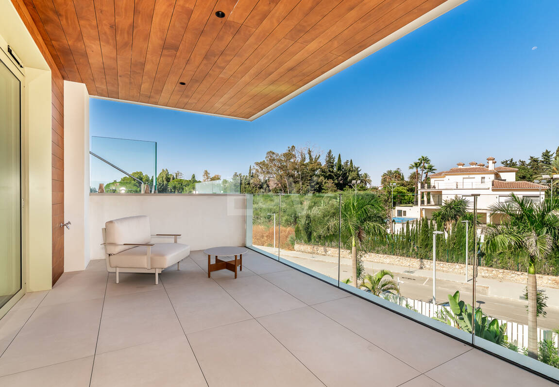 Elegant kustliv i Marbellas prestigefyllda gyllene mil