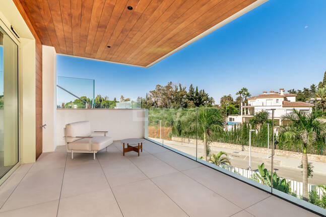 Elegant kustliv i Marbellas prestigefyllda gyllene mil