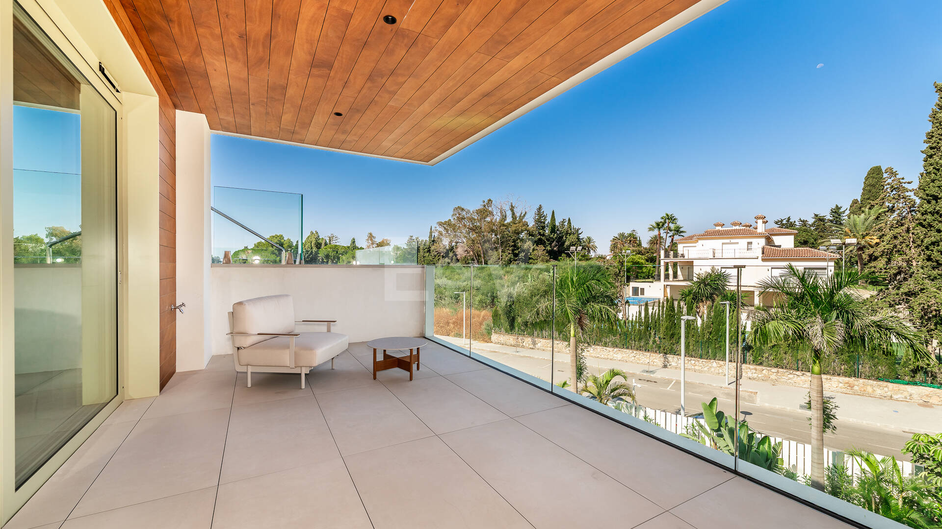 Elegant kustliv i Marbellas prestigefyllda gyllene mil