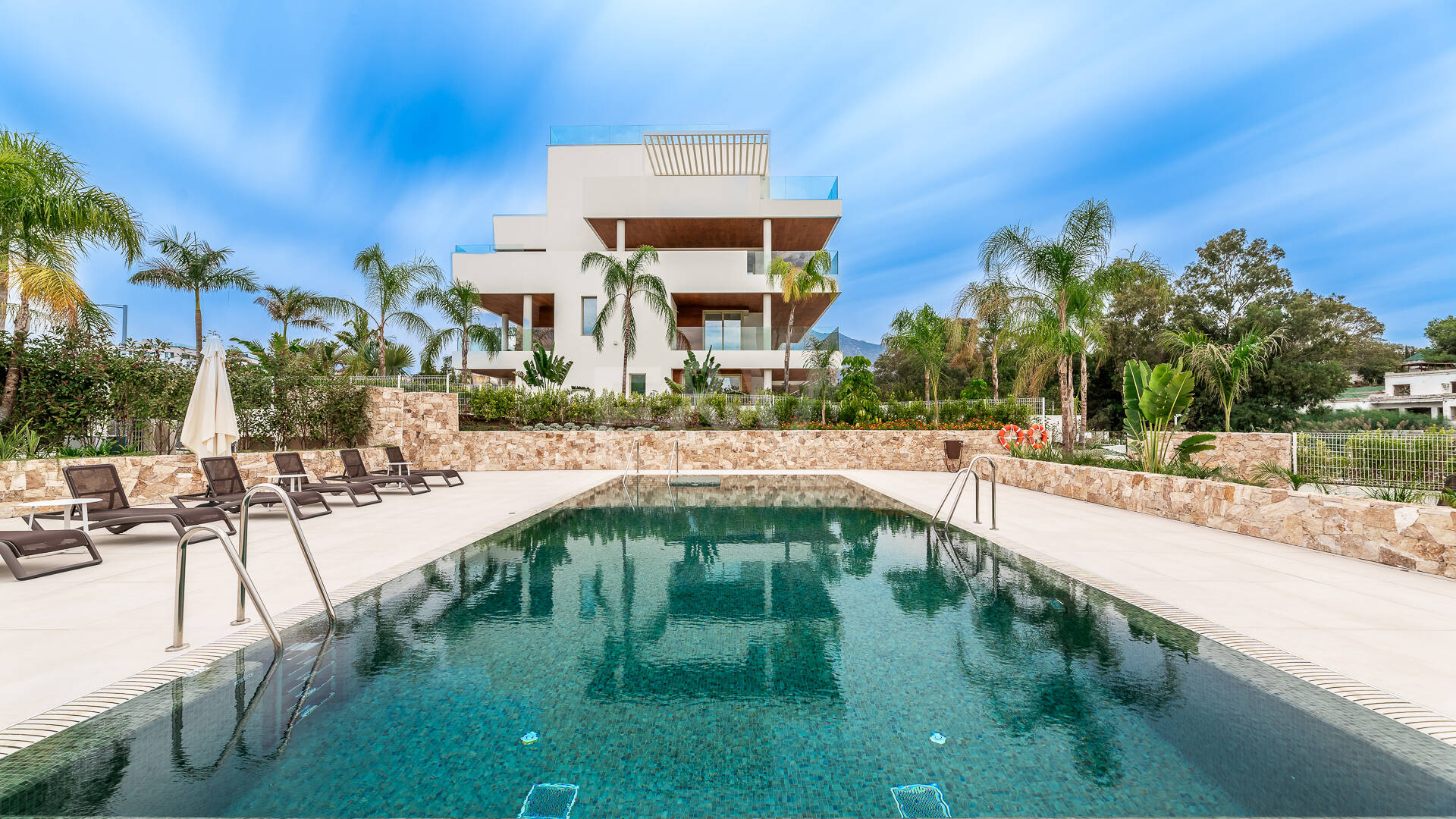 Elegant kustliv i Marbellas prestigefyllda gyllene mil