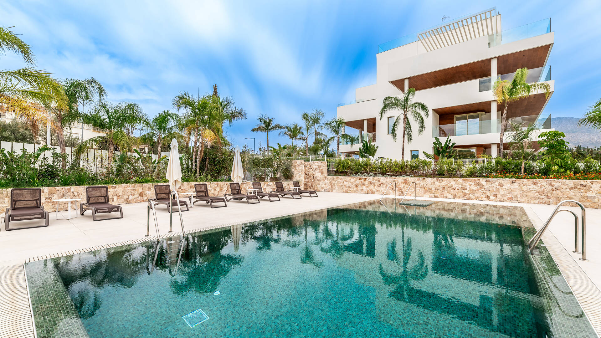 Elegant kustliv i Marbellas prestigefyllda gyllene mil