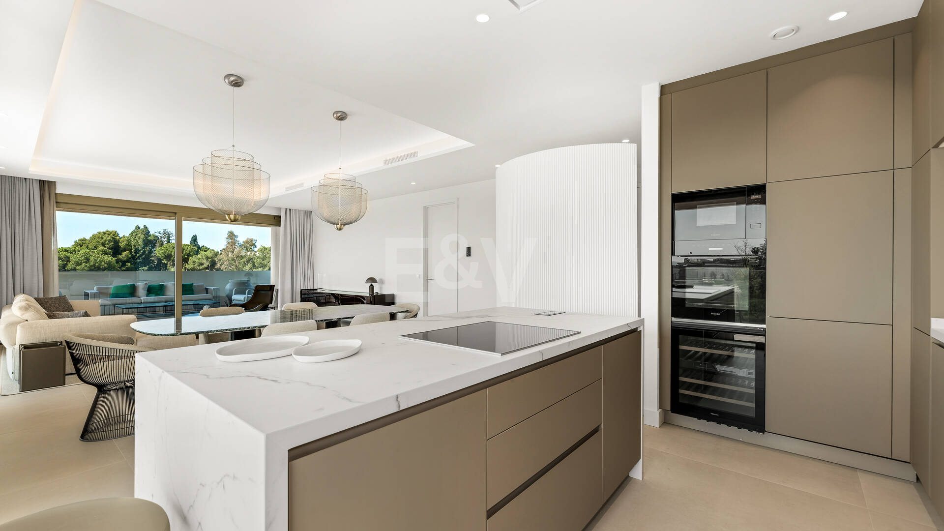 Elegant kustliv i Marbellas prestigefyllda gyllene mil