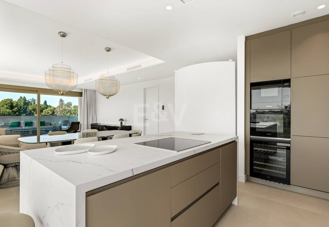 Elegant kustliv i Marbellas prestigefyllda gyllene mil