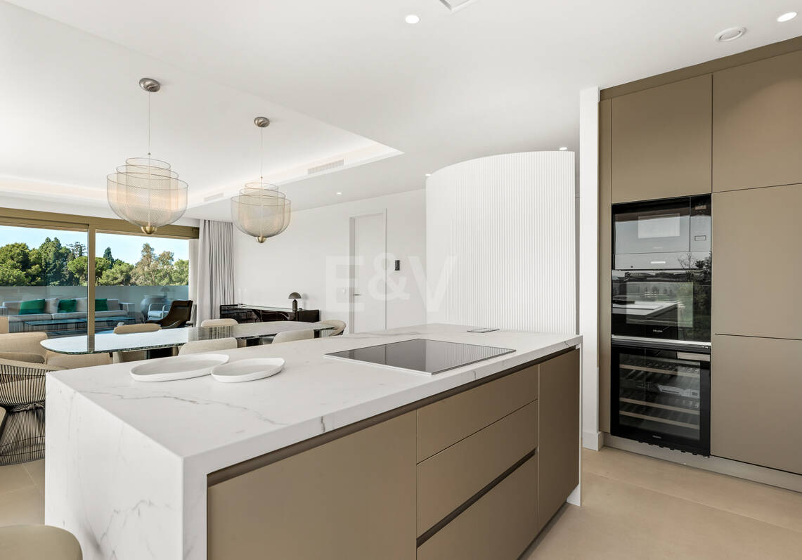 Elegant Coastal Living in Marbella’s Prestigious Golden Mile