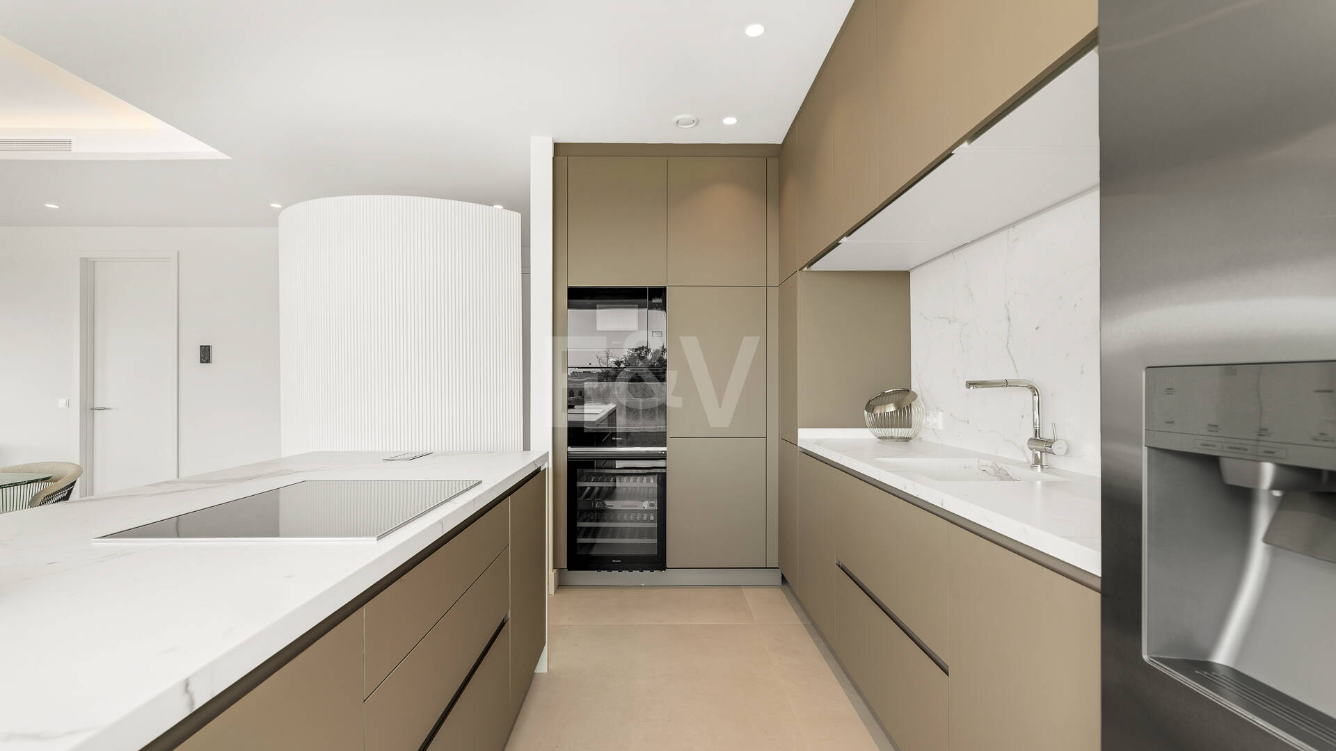 Elegant kustliv i Marbellas prestigefyllda gyllene mil