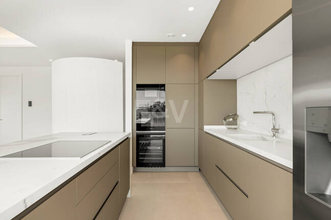 Elegant kustliv i Marbellas prestigefyllda gyllene mil