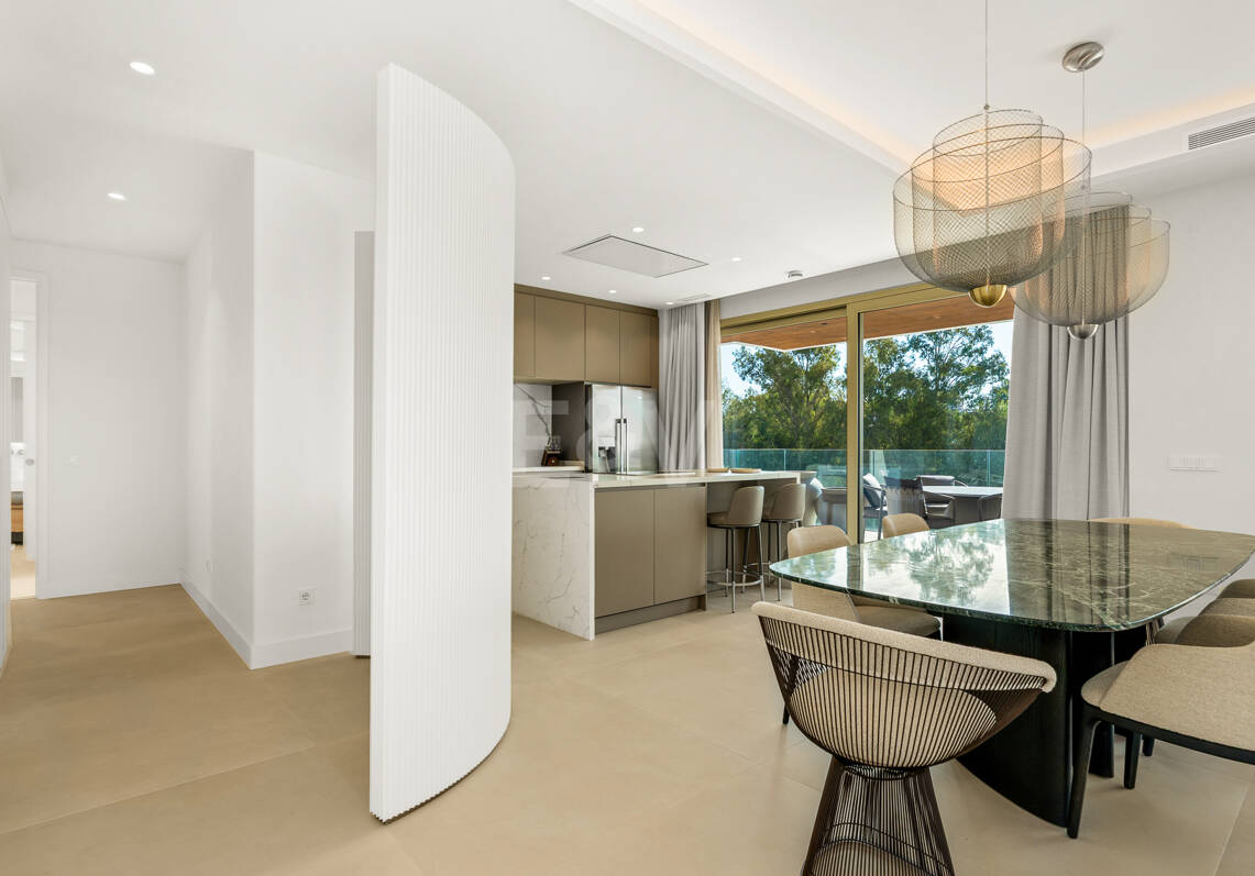 Elegant Coastal Living in Marbella’s Prestigious Golden Mile