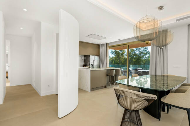 Elegant kustliv i Marbellas prestigefyllda gyllene mil