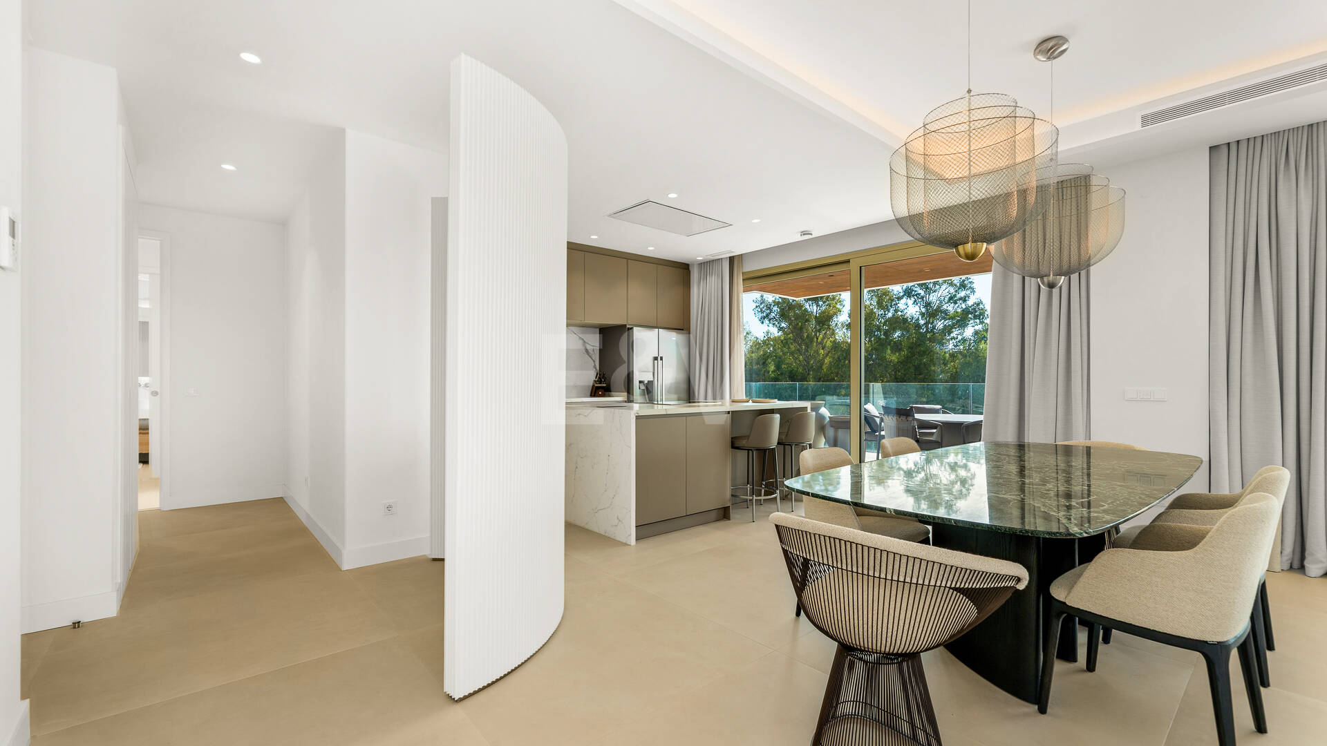 Elegant kustliv i Marbellas prestigefyllda gyllene mil