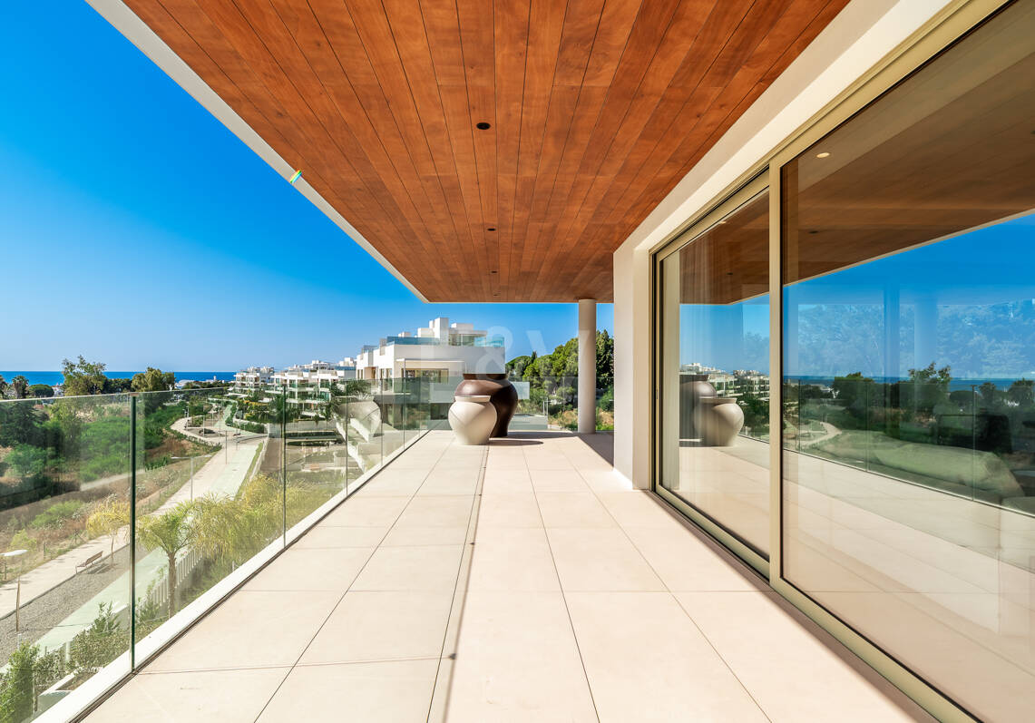 Elegant Coastal Living in Marbella’s Prestigious Golden Mile
