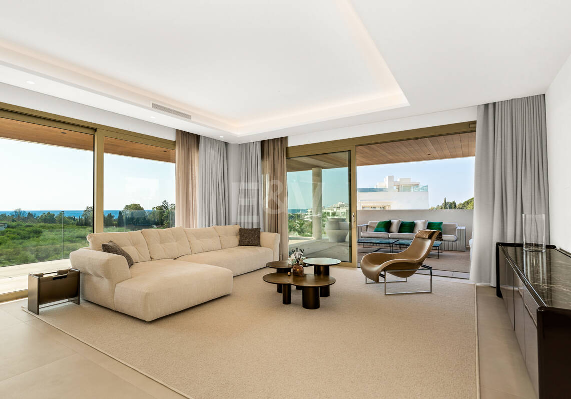 Elegant Coastal Living in Marbella’s Prestigious Golden Mile