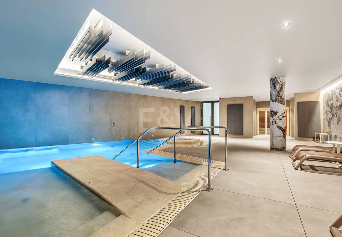 Elegant kustliv i Marbellas prestigefyllda gyllene mil