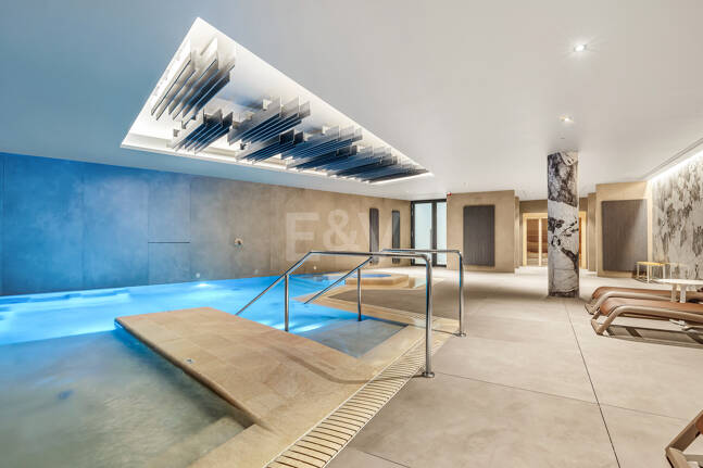 Elegant kustliv i Marbellas prestigefyllda gyllene mil