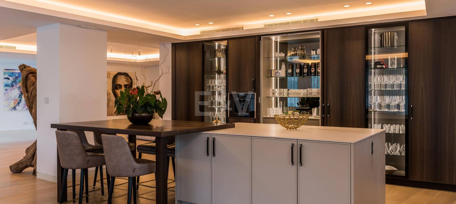 Refined Apartment with Panoramic Sea & Mountain Views in Palo Alto