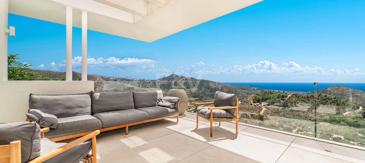 Refined Apartment with Panoramic Sea & Mountain Views in Palo Alto