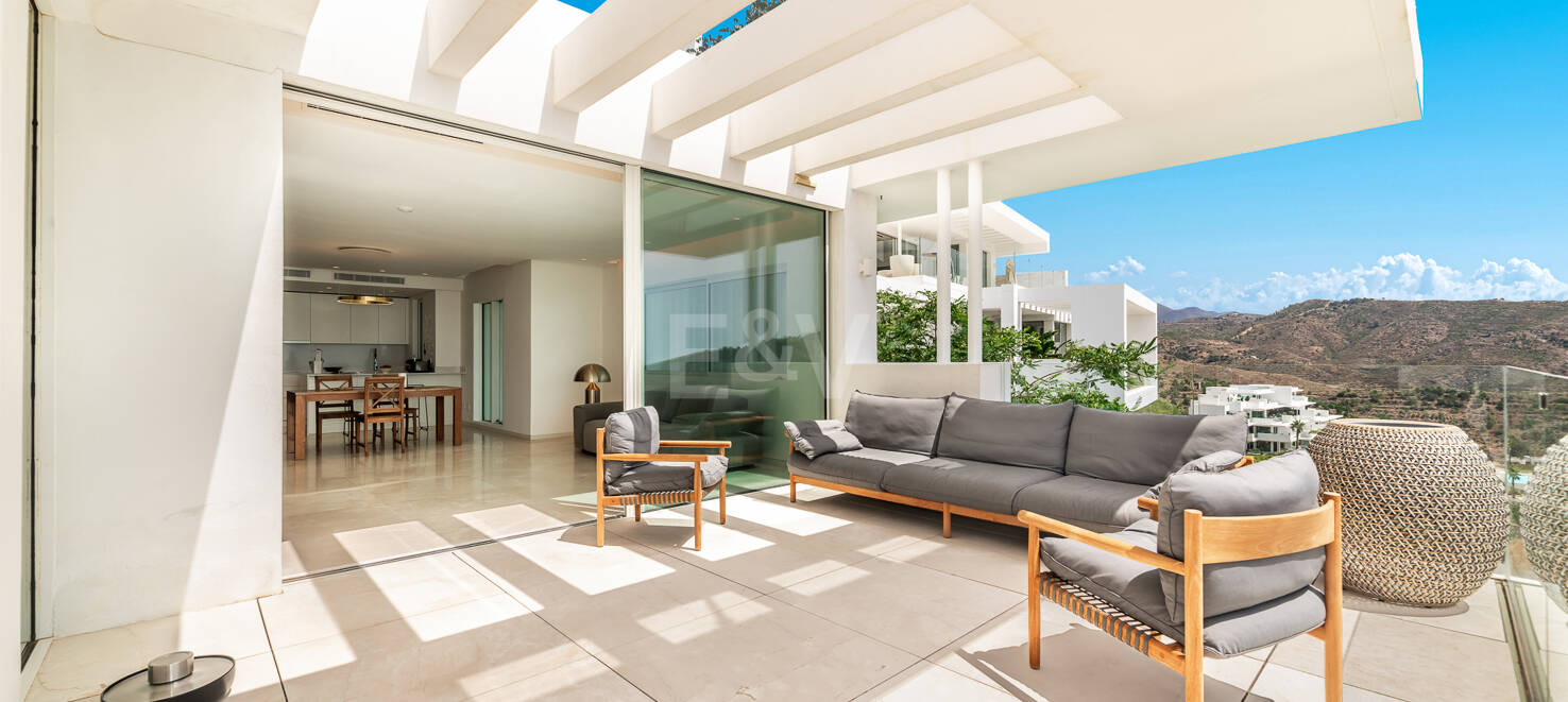 Refined Apartment with Panoramic Sea & Mountain Views in Palo Alto