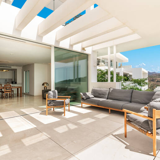 Refined Apartment with Panoramic Sea & Mountain Views in Palo Alto