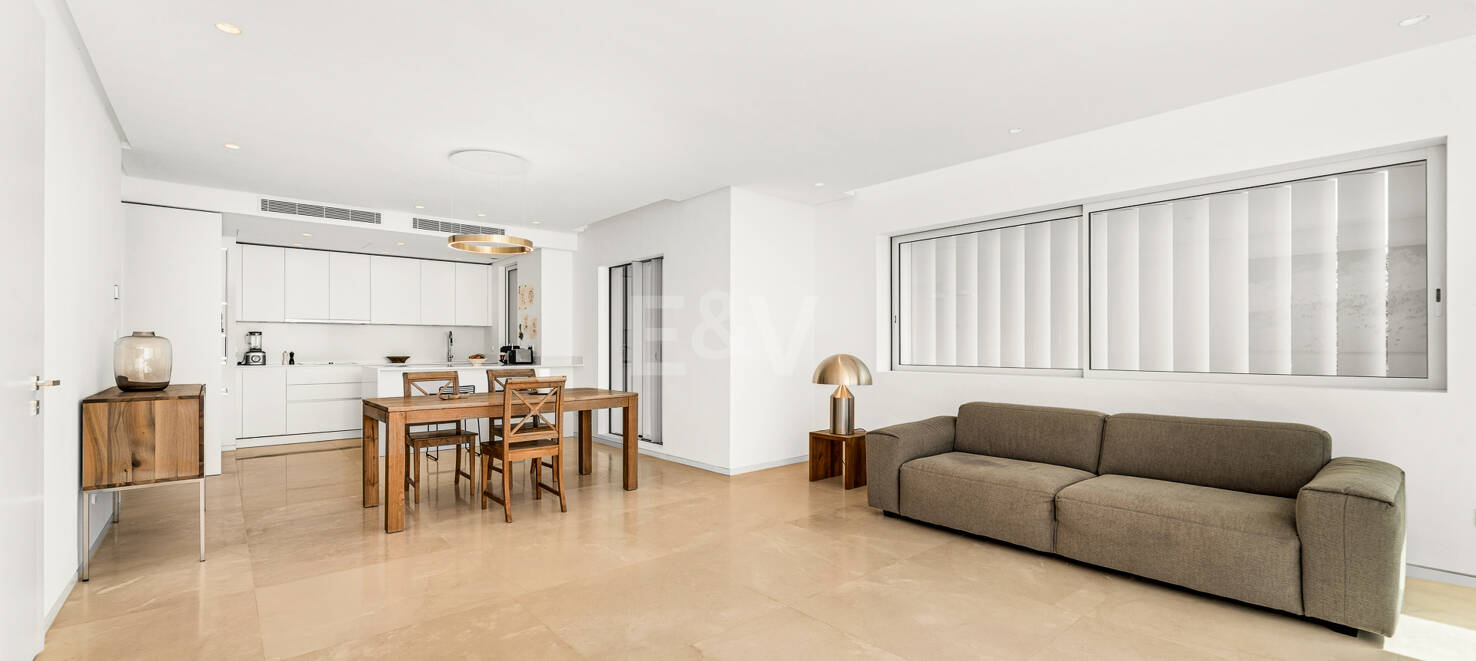 Refined Apartment with Panoramic Sea & Mountain Views in Palo Alto