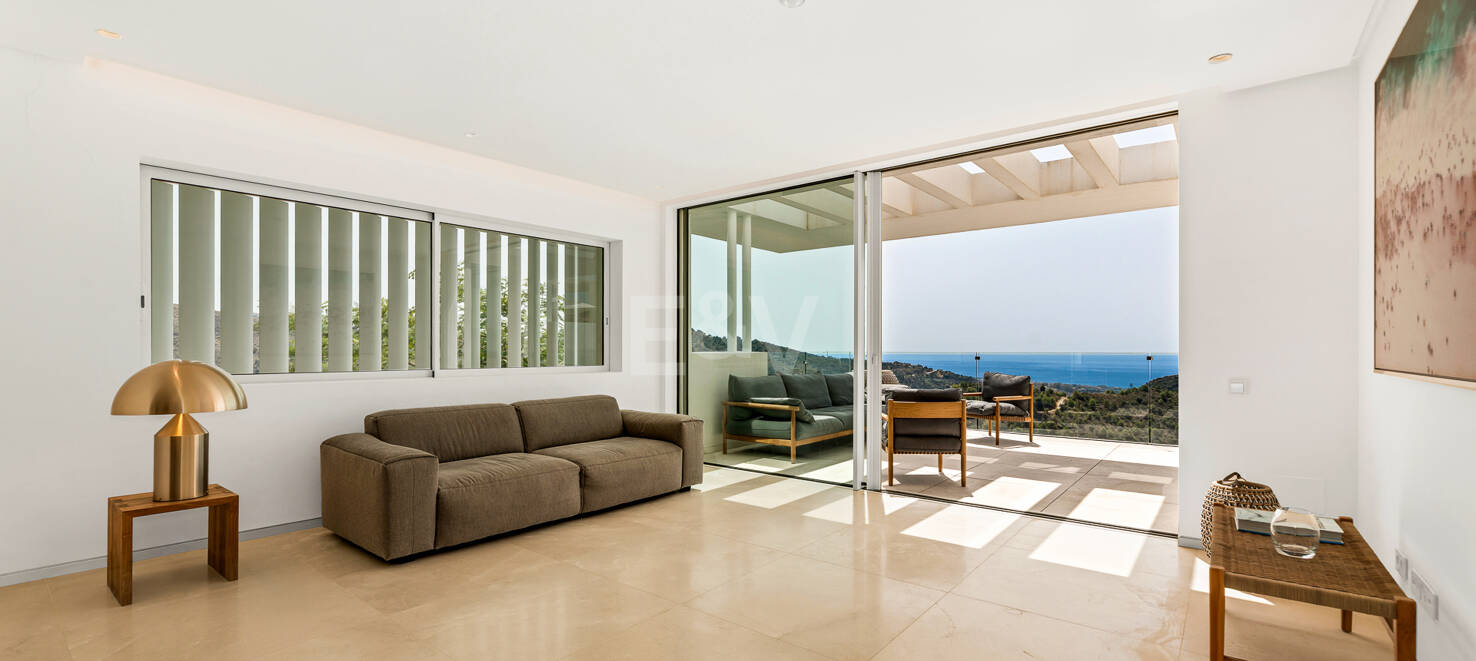Refined Apartment with Panoramic Sea & Mountain Views in Palo Alto