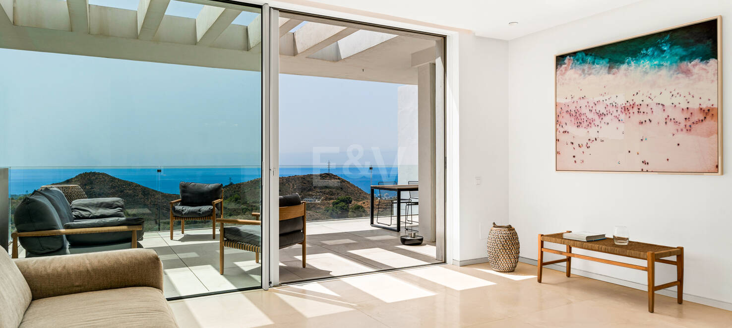 Refined Apartment with Panoramic Sea & Mountain Views in Palo Alto