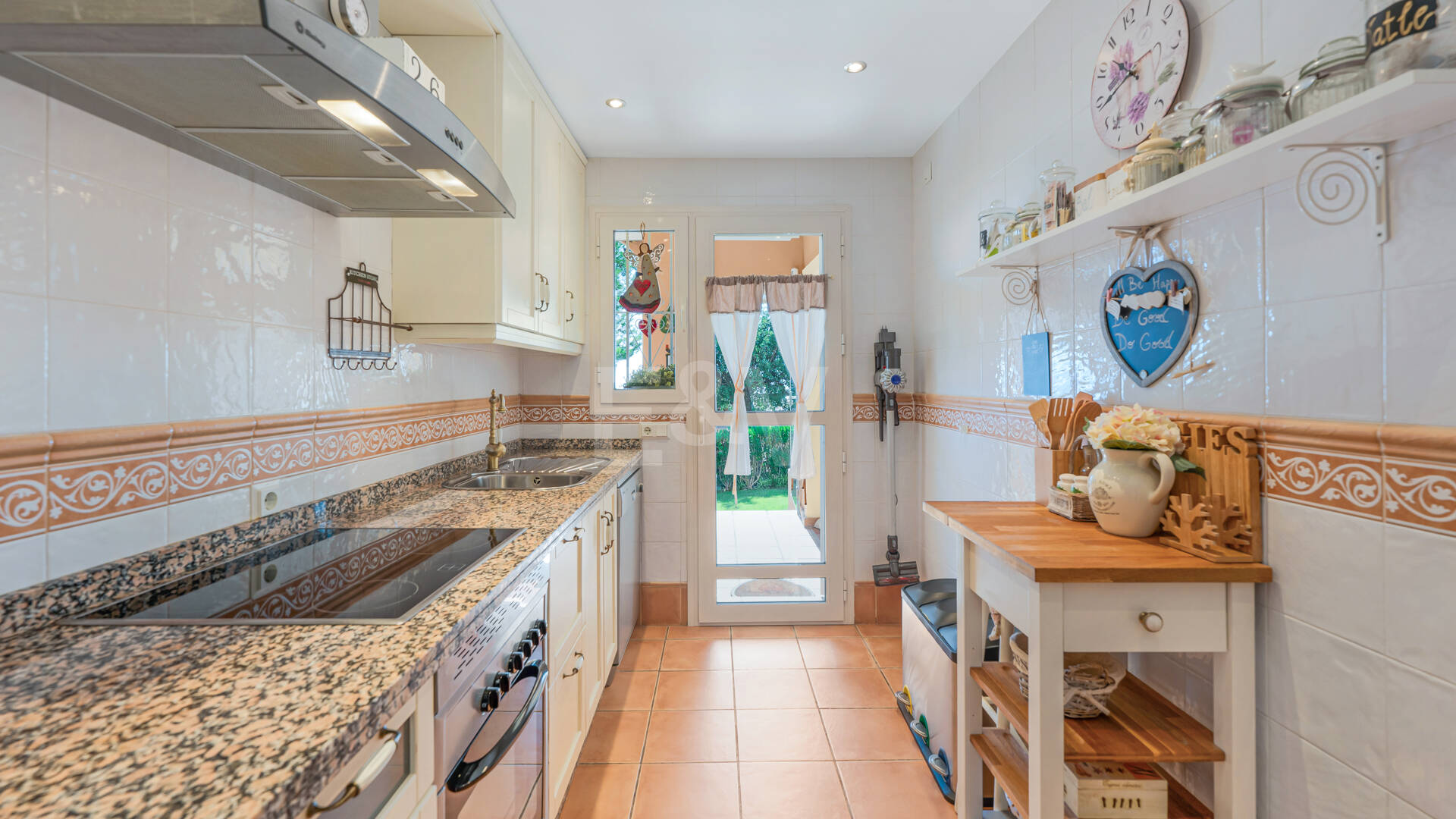 Two-bedroom apartment available for long-term rental in La Mairena