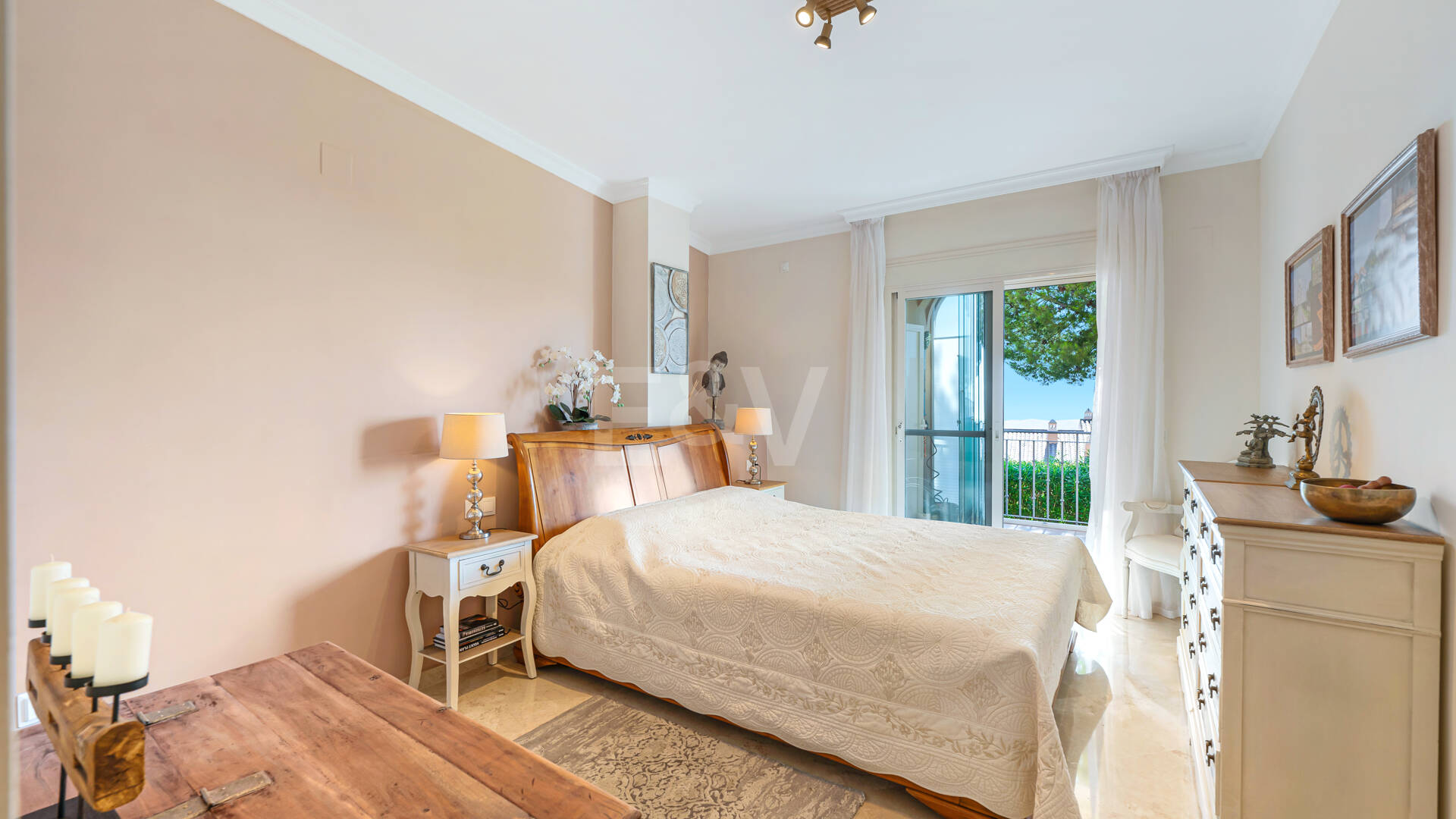 Two-bedroom apartment available for long-term rental in La Mairena