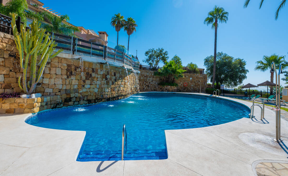 Elegante apartamento de 2 dormitorios en planta baja con jardín privado y vistas al mar en La Mairena | Alquiler de larga temporada para vivir en paz cerca de Marbella