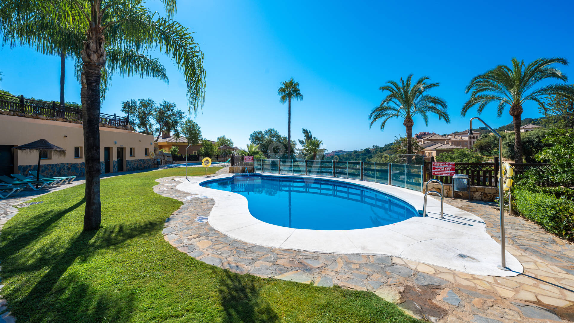 Two-bedroom apartment available for long-term rental in La Mairena