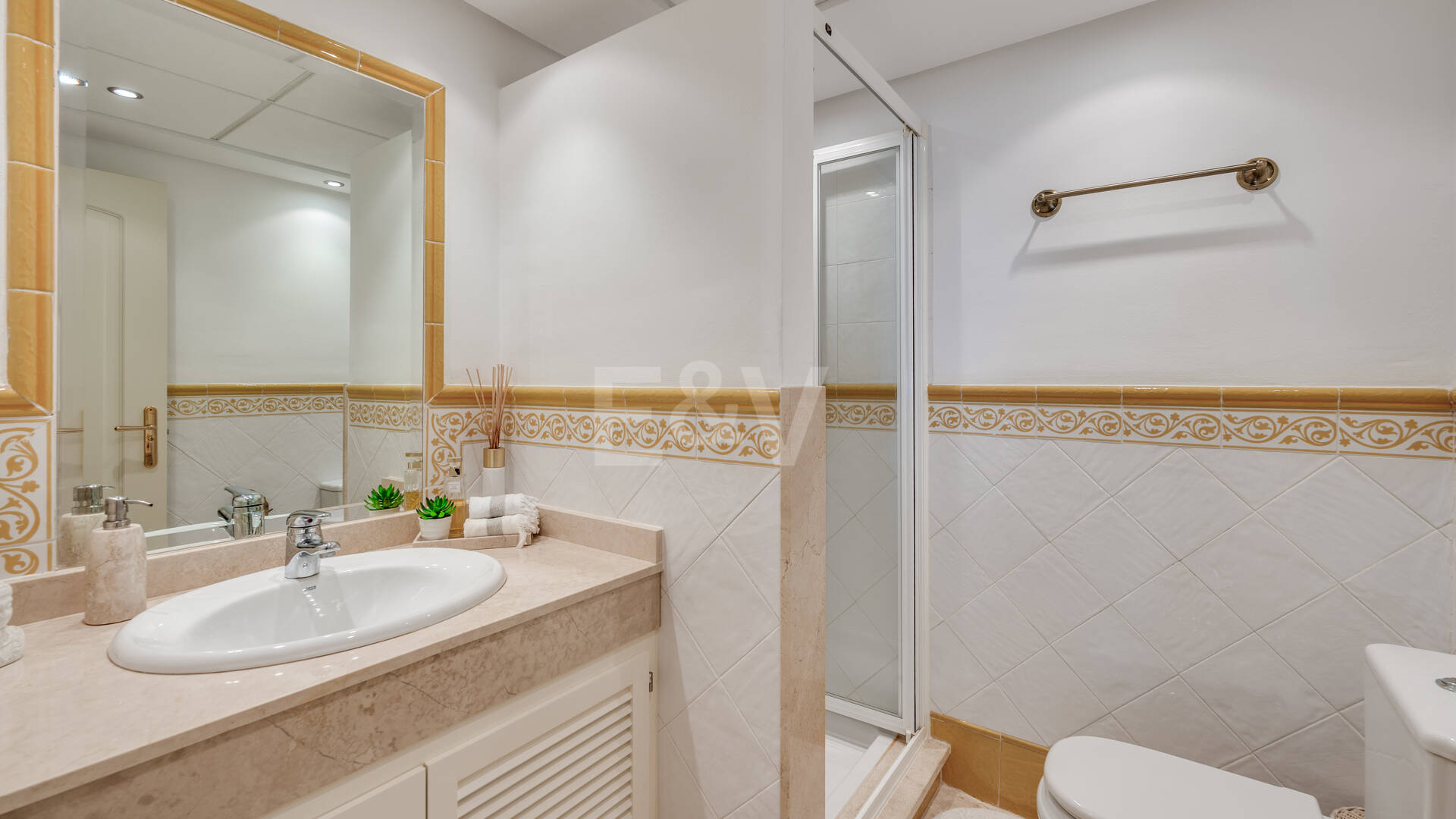 Two-bedroom apartment available for long-term rental in La Mairena