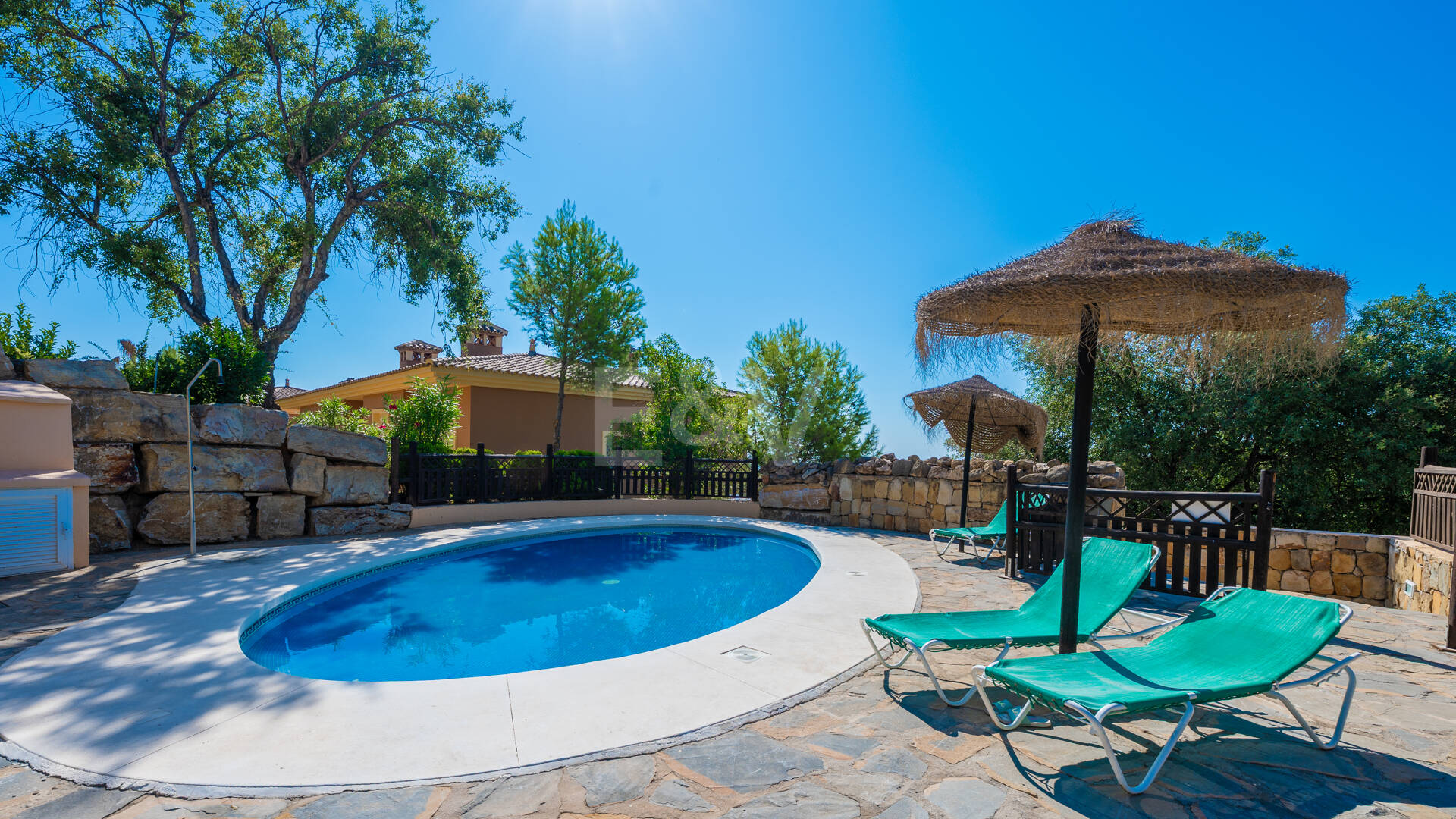 Two-bedroom apartment available for long-term rental in La Mairena