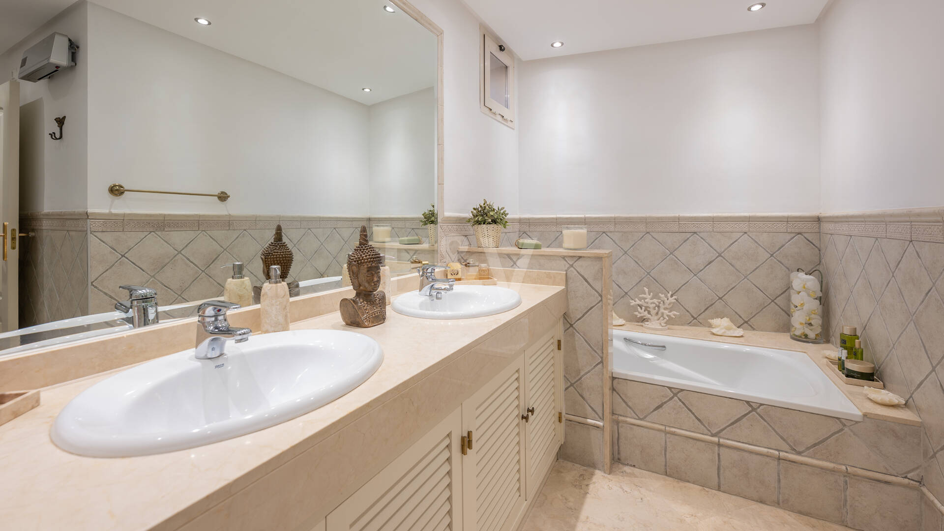 Two-bedroom apartment available for long-term rental in La Mairena