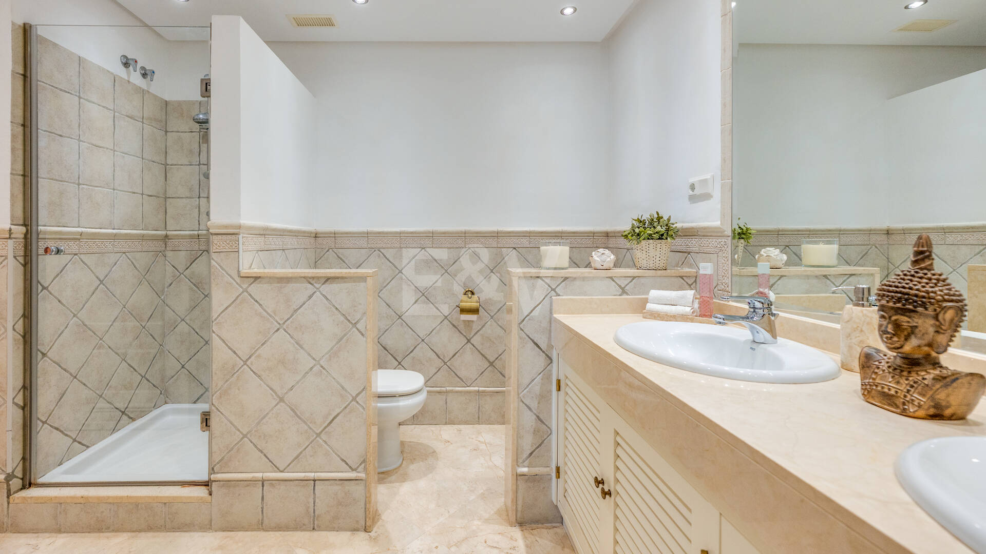 Two-bedroom apartment available for long-term rental in La Mairena