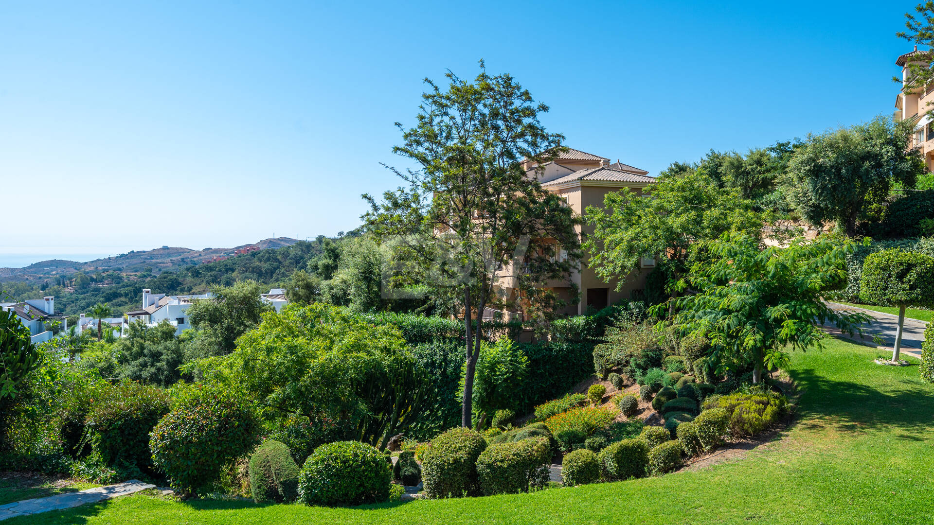 Two-bedroom apartment available for long-term rental in La Mairena