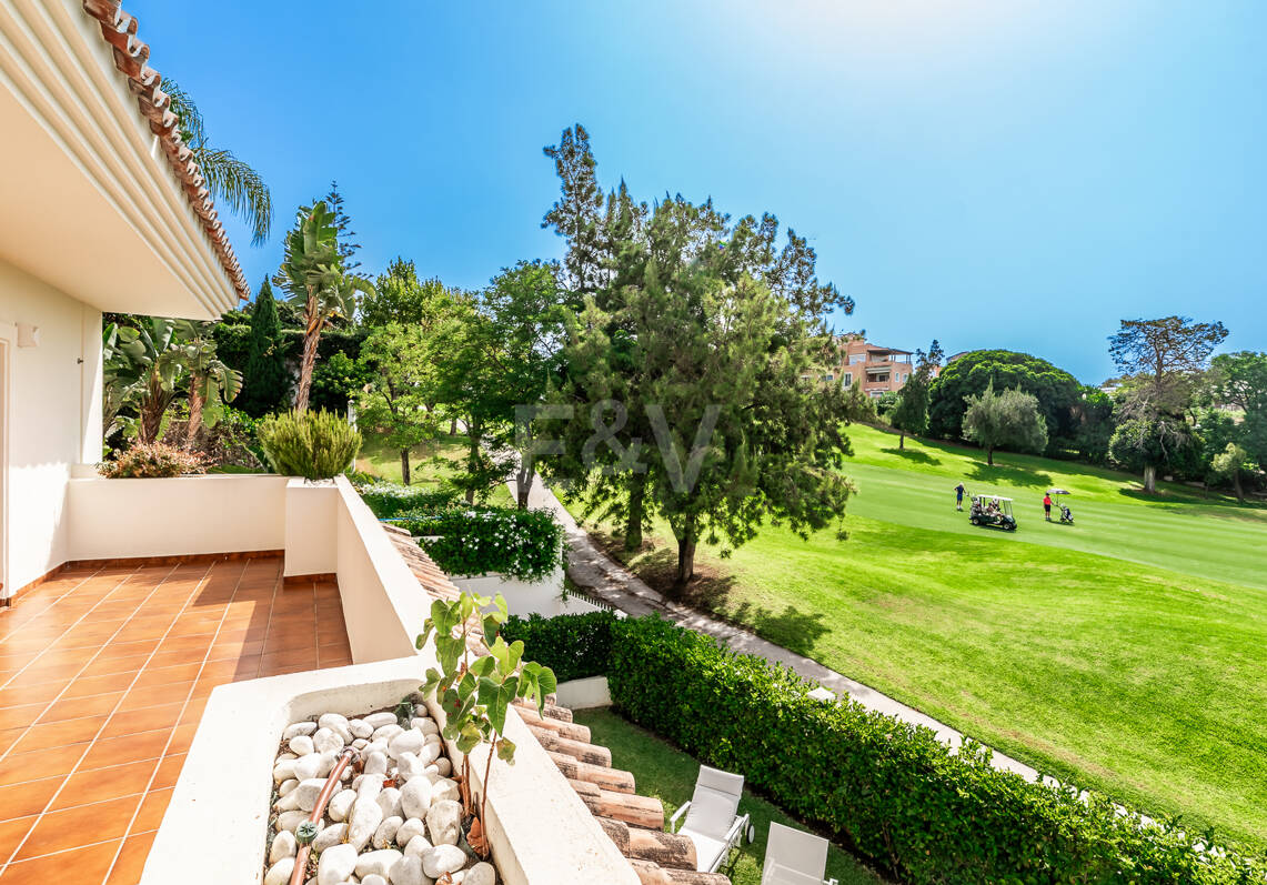 Elegante villa en primera línea de golf con vistas excepcionales al campo en ubicación privilegiada