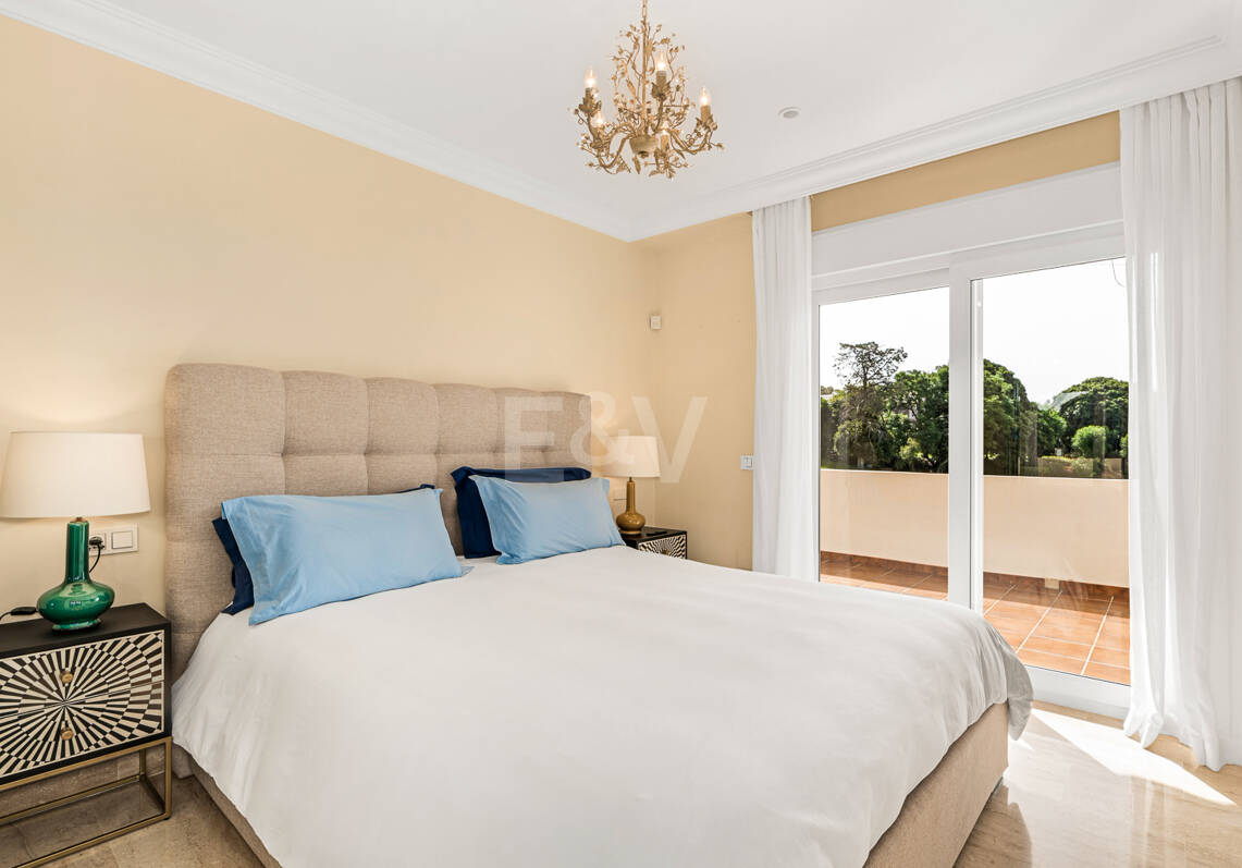 Elegante villa en primera línea de golf con vistas excepcionales al campo en ubicación privilegiada