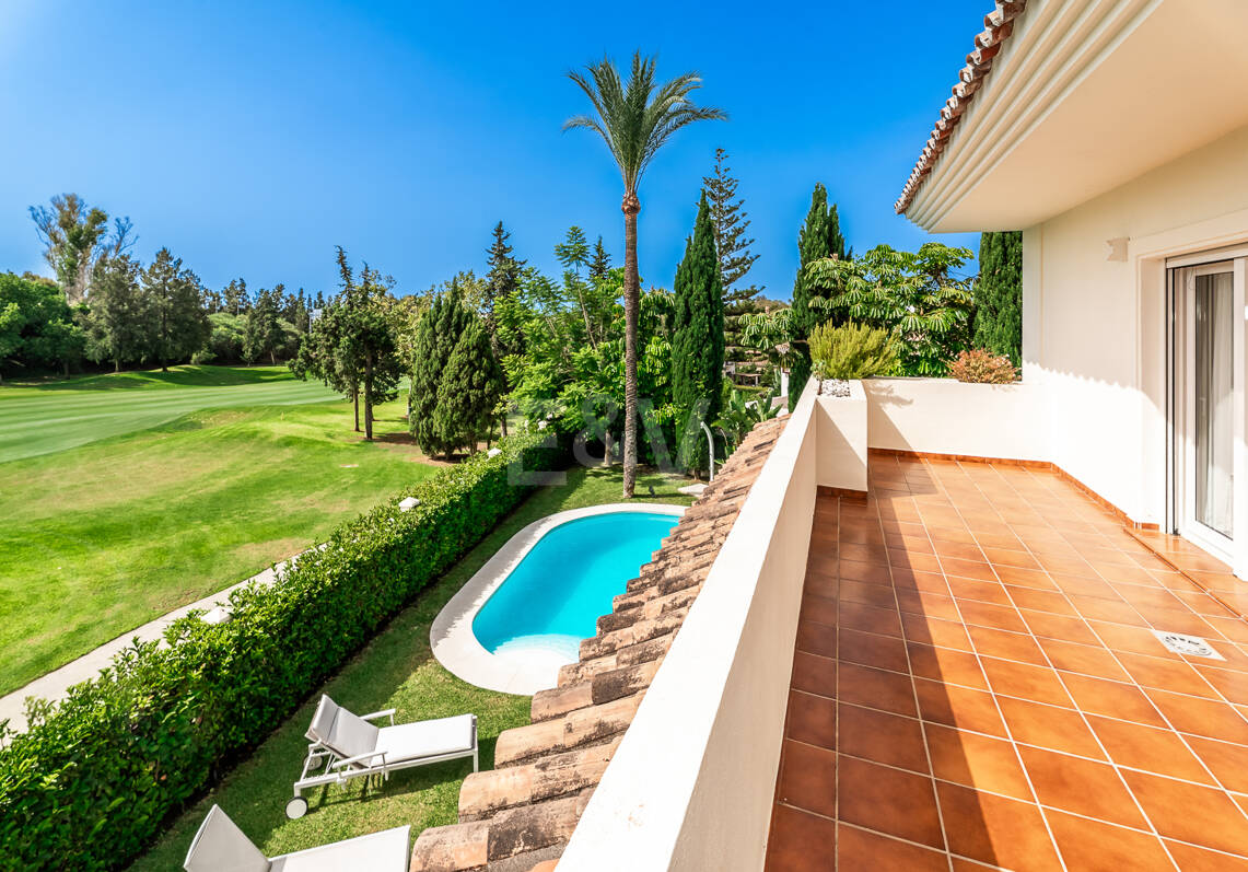 Elegante villa en primera línea de golf con vistas excepcionales al campo en ubicación privilegiada