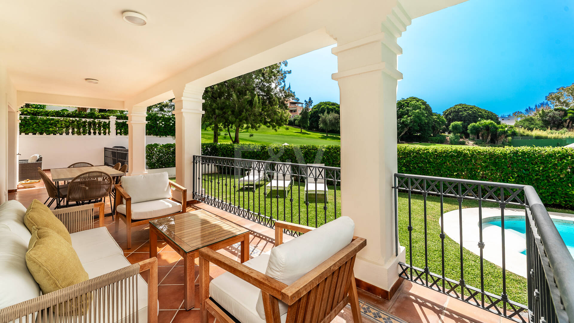 Elegante Golfvilla in Erster Reihe mit Außergewöhnlichem Blick auf den Golfplatz in Toplage