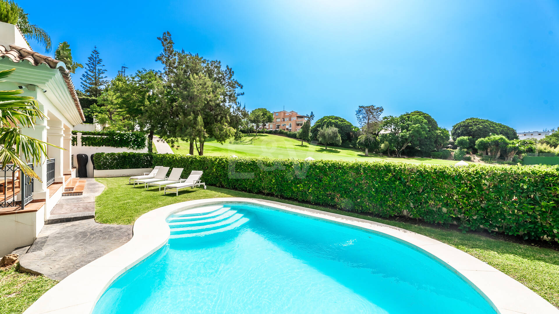 Elegante Golfvilla in Erster Reihe mit Außergewöhnlichem Blick auf den Golfplatz in Toplage