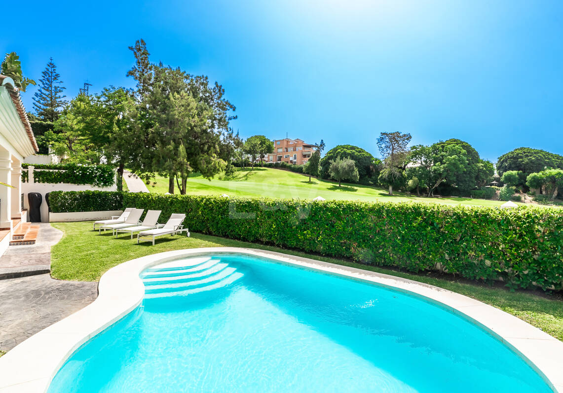 Elegante villa en primera línea de golf con vistas excepcionales al campo en ubicación privilegiada