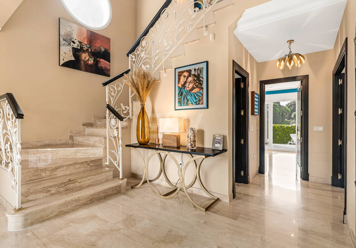 Elegante villa en primera línea de golf con vistas excepcionales al campo en ubicación privilegiada