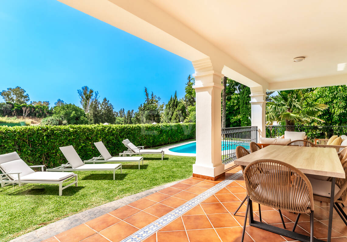 Elegante villa en primera línea de golf con vistas excepcionales al campo en ubicación privilegiada